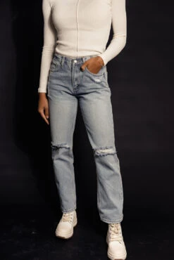 Brayden Loose Fit Distressed Jeans -Arla Fashion 028A3391