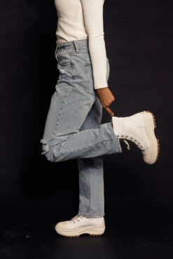 Brayden Loose Fit Distressed Jeans -Arla Fashion 028A3396