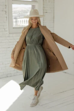 Genevieve Pleated Velvet Dress -Arla Fashion 7W4A0040 e42ba7ae 898c 461c a6e5 1e9d7a12e7bd