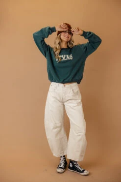 Free People Good Luck Mid Rise Barrel Jeans -Arla Fashion 7W4A0069 25a19780 dd01 4749 b1cd db745b131b71