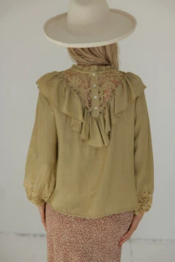 SALT Kensington Ruffle Blouse -Arla Fashion 7W4A0149