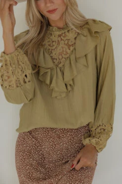 SALT Kensington Ruffle Blouse -Arla Fashion 7W4A0189 36527346 cd86 4077 b0e2 9a36e6c80b27