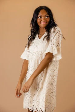 Falling For You Eyelet Dress In Crème -Arla Fashion 7W4A0360