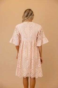 Falling For You Eyelet Dress In Blush -Arla Fashion 7W4A0375 2b304a08 a186 475e 9e2b 4aba70b1dbb0