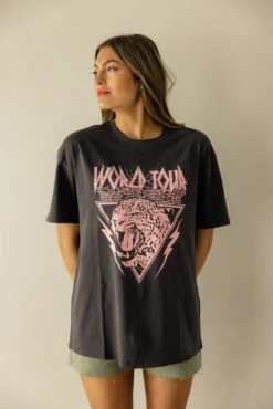 World Tour Leopard Graphic Tee -Arla Fashion 7W4A1423