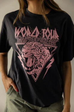 World Tour Leopard Graphic Tee -Arla Fashion 7W4A1443