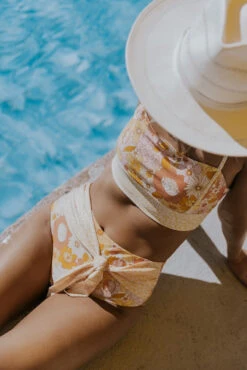 Sunset Floral Surf Crop 17 Sunset Floral Surf Crop -Arla Fashion 7W4A1870 4015b858 52b8 4a7d 9d71 ca8d9159b901