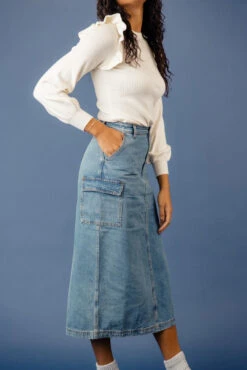 The Mirabel Denim Skirt -Arla Fashion 7W4A2189 7fccae32 fdcb 4116 8921 daeb24bf2e66