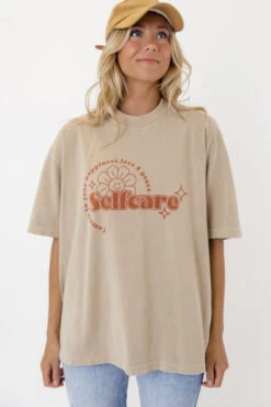 The Selfcare Graphic Tee -Arla Fashion 7W4A2241 71949b73 2b82 47c1 a95b 229e44a72f16