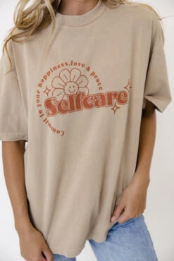 The Selfcare Graphic Tee -Arla Fashion 7W4A2244 20516461 a70f 44ca 8e3e ac06deedd926