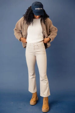 Hyrum High Rise Flare Leg Pants -Arla Fashion 7W4A2452 694beae5 f252 45e6 96a0 39ba9265590c