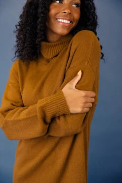 Just A Girl Turtleneck Sweater Dress 16 Just A Girl Turtleneck Sweater Dress -Arla Fashion 7W4A2708 2414e69f 6a69 4af9 9db2 dedc5a5536d2