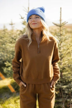 Gold Rush Jogger Set -Arla Fashion 7W4A3990 d4eab6bb 314f 49d3 b696 04cfe5219cd6