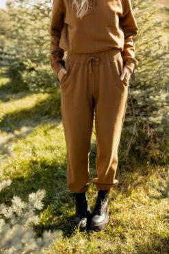 Gold Rush Jogger Set -Arla Fashion 7W4A3996 6a113f2d 6c7c 49d1 8a28 6027f60c3dc4