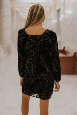 SALT Genevive Velvet Square Neck Dress -Arla Fashion 7W4A4216 4ef15459 32c4 4e65 b950 69bde75e4fb1