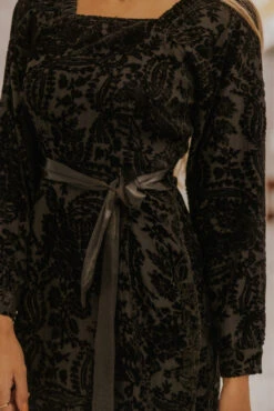 SALT Genevive Velvet Square Neck Dress -Arla Fashion 7W4A4241 d972647b 2af8 4b4a 866d 5234f8f1bf80