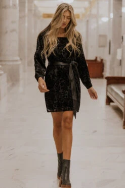 SALT Genevive Velvet Square Neck Dress -Arla Fashion 7W4A4248 e4bda514 536f 4929 9090 93dfc3aa2229