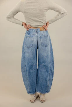 Free People Good Luck Mid Rise Barrel Jeans -Arla Fashion 7W4A4912 616971df bb97 4e45 a9c7 f8047a5f158e