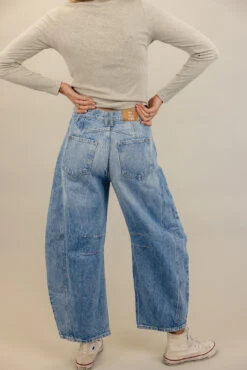 Free People Good Luck Mid Rise Barrel Jeans -Arla Fashion 7W4A4914 86800b4e 684f 4607 a01c 6d60b6007d54