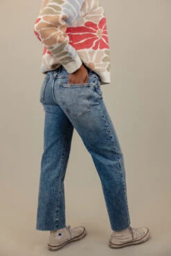 Free People Risk Taker Mid Rise Straight Jeans -Arla Fashion 7W4A5475 b7d54d73 3387 4777 8545 28b6c909d62f