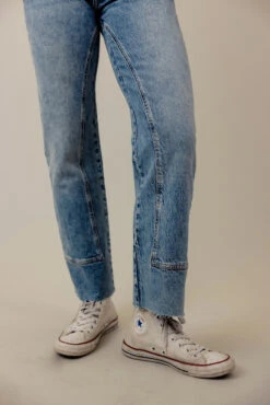 Free People Risk Taker Mid Rise Straight Jeans -Arla Fashion 7W4A5479 100a99cd f3fc 4e77 981c 5b05a7619c72