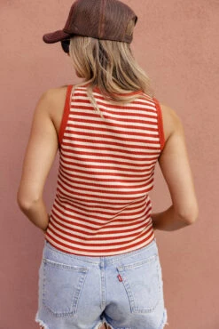 Riley Button Tank -Arla Fashion 7W4A6938 2b24d6ce 5cbd 4d21 b1c5 16e72b8ce950