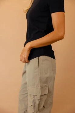 Sadie Solid Tee -Arla Fashion 7W4A6942 af281039 8b7c 480a bc88 d8a4fefe2244