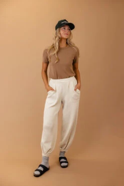 Sadie Solid Tee -Arla Fashion 7W4A7076 d3a7eb29 cbc9 48b2 95ad db0959d84634