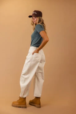 Sadie Solid Tee -Arla Fashion 7W4A7114 a9c63e1c 4c26 415f a897 313cdc357c66