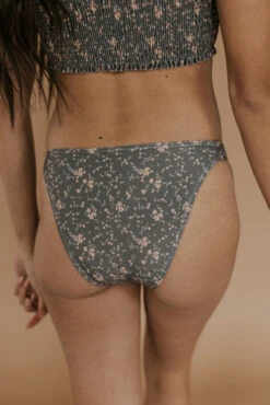 Rylee + Cru Dark Floral Bikini Bottom 16 Rylee + Cru Dark Floral Bikini Bottom -Arla Fashion 7W4A7346
