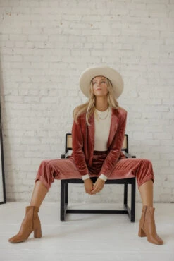 SALT Westgate Velvet Suit Jacket -Arla Fashion 7W4A8670 c9f7069f f468 4704 8d28 5d5a41978c1b