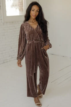 SALT Laurene Textured Velvet Jumpsuit -Arla Fashion 7W4A8746 3afee6c9 5f7a 4f8e 90f9 3d577814817d