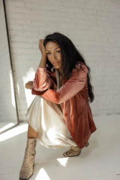 SALT Gable Estates Midi Slip Skirt -Arla Fashion 7W4A9009 017d2e71 f743 4de9 ab5a 9d5993cf736e