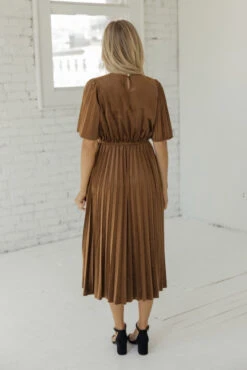 Genevieve Pleated Velvet Dress -Arla Fashion 7W4A9274 fea3e397 82b2 4729 b606 380bc851ed61