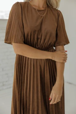 Genevieve Pleated Velvet Dress -Arla Fashion 7W4A9279 522b6cf7 223b 4098 9459 b3aa0f01ccc5