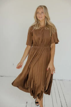 Genevieve Pleated Velvet Dress -Arla Fashion 7W4A9297 007df874 7faa 48e6 ae79 64626247b237