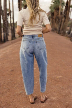 Kade High Rise Balloon Fit Jeans -Arla Fashion 7W4A9327 2b600597 2bd7 4ef6 a243 764e0c4f22e2