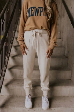 Highway 109 Tie Waist Joggers -Arla Fashion 7W4A9391 fbffba7d 1915 4c0b 9d3d dd7e77fd7e9e