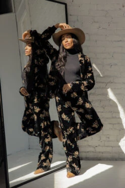 Crowd Of Thousands Floral Blazer 22 Crowd Of Thousands Floral Blazer -Arla Fashion 7W4A9458 74e2b0c9 4813 4676 8105 c46a30393b6e