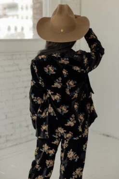 Crowd Of Thousands Floral Blazer 28 Crowd Of Thousands Floral Blazer -Arla Fashion 7W4A9474 2fb41dce f5a8 486d 8119 d47eed7ca1a2