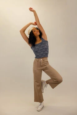 Skyler High Rise Raw Edge Pants -Arla Fashion 7W4A9652 4dab8067 5afa 48b1 898a fb5a2c928674